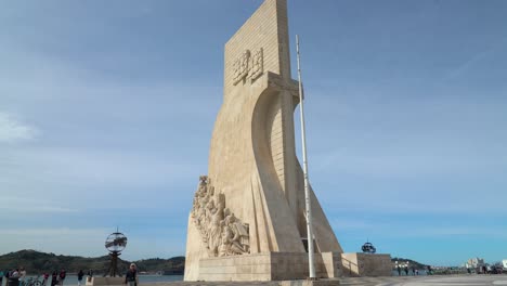 Momento-De-Los-Descubrimientos-Representa-Un-Barco-De-Tres-Velas-Listo-Para-Partir,-Con-Esculturas-De-Importantes-Personajes-Históricos-Como-El-Rey-Manuel-I-Portando-Una-Esfera-Armilar,-El-Poeta-Camões