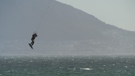 Der-Südafrikanische-Kiteboarder-Joshua-Emanuel-Nimmt-An-Einem-Big-Air-Event-Teil