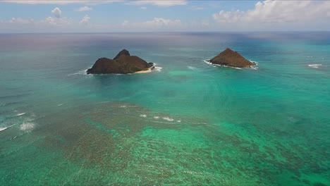 Luftaufnahme-Des-Seevogelschutzgebiets-Der-Mokulua-Inseln-An-Einem-Ruhigen,-Sonnigen-Tag