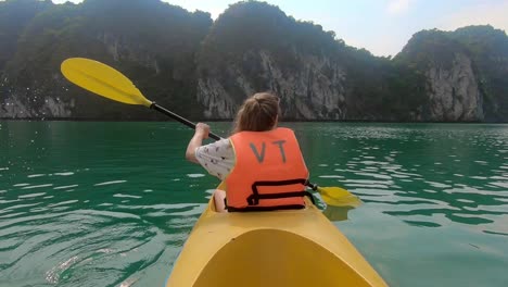 Kayak-En-Cámara-Lenta-En-Catba-Vietnam