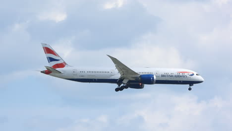 Flugzeug-Der-British-Airways-Fliegt-Tagsüber-Am-Himmel