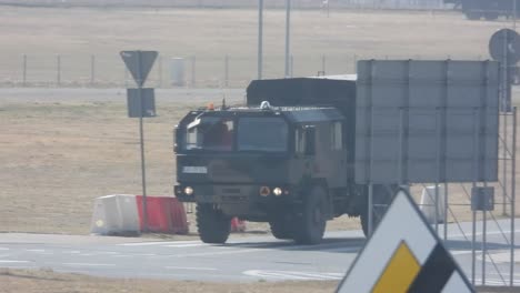 Vehículo-Militar-Jelcz-De-Polonia-Conduciendo-En-El-Aeropuerto-De-Rzeszow-jasionka,-La-Base-De-La-Otan-Para-La-Ayuda-Humanitaria-Ucraniana