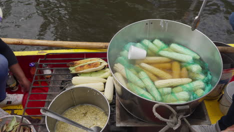 Proveedor-De-Maíz-Dulce-Hirviendo-En-Una-Olla-Grande-En-Un-Barco-Por-Los-Canales-De-Xochimilco-En-La-Ciudad-De-México