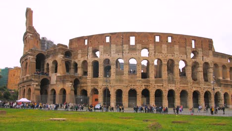 Several-Tourists-Visiting-The-Oval-Amphitheatre-Of-Colosseum-In-Rome,-Italy