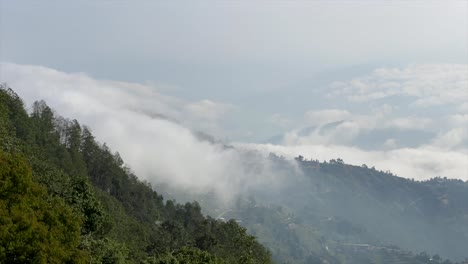 Ein-Zeitraffer-Von-Wolken,-Die-über-Den-Bergrücken-Und-Ins-Tal-Fließen