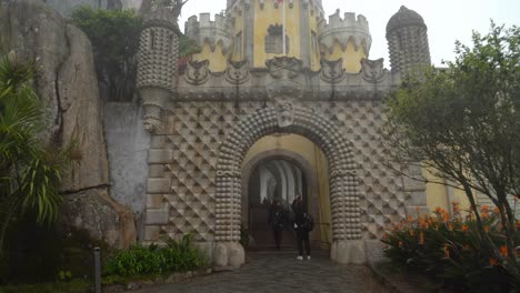 Puerta-De-Entrada-Extremadamente-Hermosa-Al-Castillo-De-Pena-Cubierta-De-Niebla-Y-Neblina