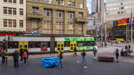 Lapso-De-Tiempo-De-Pasajeros-De-Tranvía,-Peatones-Y-Compradores-En-El-Centro-Comercial-Bourke-St