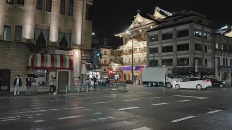 Kyoto-Gion-Straßen-Bei-Nacht,-Kabuki-Theater-Im-Hintergrund-Der-Straßen