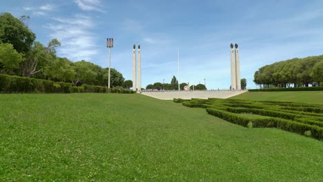 Parque-De-Eduardo-Vii-Ofrece-Vistas-Para-Contemplar-Toda-La-Dimensión-De-Un-Vasto-Jardín-Verde-Con-Monumento-A-La-Revolución-Del-25-De-Abril
