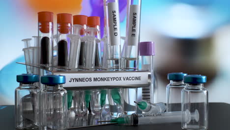 Proben-Des-Jynneos-Affenpockenimpfstoffs-Werden-Aus-Dem-Reagenzglasgestell-Aus-Metall-Entnommen