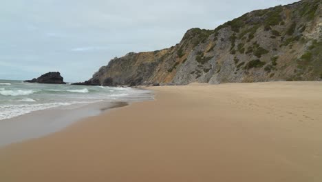 Strand-Voller-Fußabdrücke-Im-Sand-In-Gruta-Da-Adraga