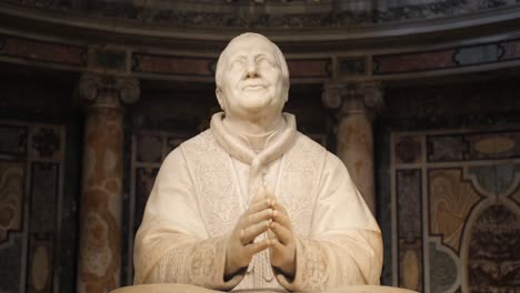 Close-Up-Of-Pope-Pius-IX-Statue-In-The-Basilica-Of-Saint-Mary-Major-In-Rome,-Italy