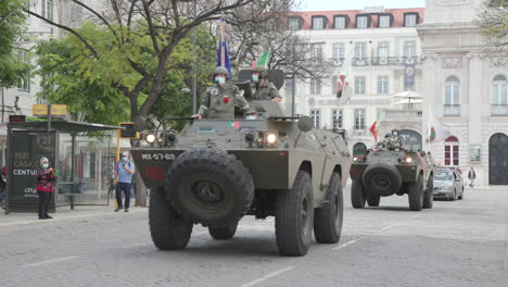 Schützenpanzerwagen-Fahren-Am-Tag-Der-Freiheit-Während-Der-Pandemie-Durch-Das-Zentrum-Von-Lissabon