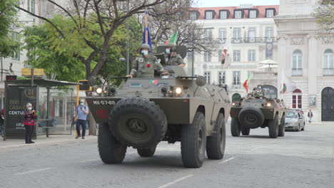 Vehículos-Blindados-De-Transporte-De-Personal-Circulando-Por-El-Centro-De-Lisboa-El-Día-De-La-Libertad-Durante-La-Pandemia