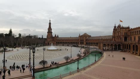 Schwenken-Sie-über-Die-Wunderschöne-Plaza-España-In-Sevilla,-Spanien,-Mit-Wenigen-Menschen-An-Bewölkten-Tagen