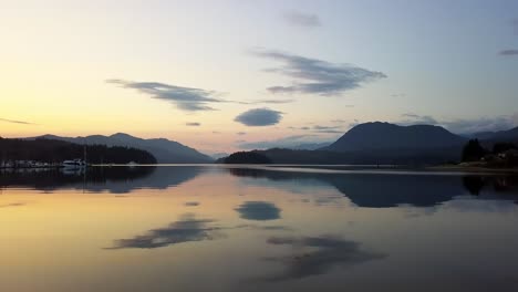 Luftaufnahme-Des-Sonnenuntergangs,-Der-Sich-In-Den-Ruhigen-Gewässern-Des-Sechelt-Inlet-In-British-Columbia,-Kanada,-Spiegelt