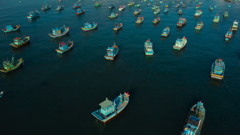 Barcos-De-Pesca-Flotando-En-La-Superficie-Del-Mar-En-El-Municipio-De-Phan-Ri-En-La-Provincia-De-Binh-Thuan,-Vietnam