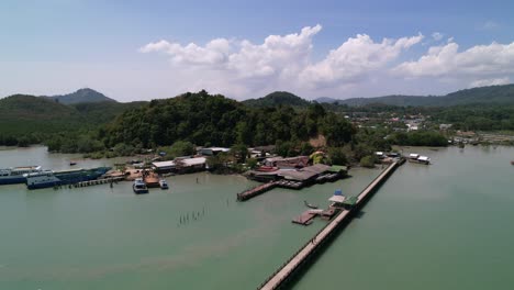 Laem-Hin-Pier-In-Einem-Kleinen-Fischerdorf-Rund-Um-Thailand,-Umgeben-Von-Der-Andamanensee,-Luftaufnahme