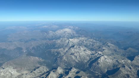 Vista-Aérea-De-Las-Montañas-De-Los-Pirineos-Cruzando-De-España-A-Francia
