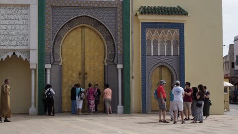 4K-Aufnahmen-Von-Touristen,-Die-Bab-Dar-Lmakhzen-Oder-Das-Tor-Des-Königspalastes-Besuchen