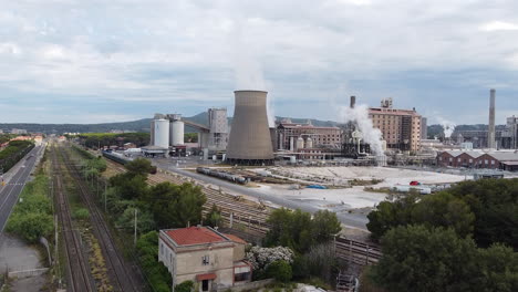 Rosignano-Solvay,-Revelando-Vista-Aérea-De-La-Industria-De-Tratamiento-De-Bicarbonato-En-Spiagge-Bianche