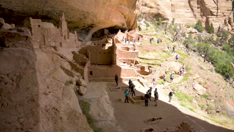 Touristen-Verlassen-Das-Long-House-Cliff-Dwelling-Im-Mesa-Verde-Nationalpark,-Handheld