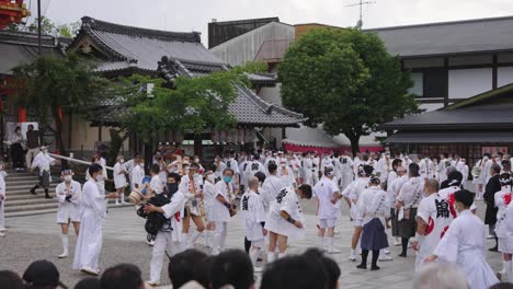 Japanische-Männer-Versammeln-Sich,-Um-Die-Gion-Matsuri-Veranstaltung-Im-Yasaka-Jinja-Zu-Beginnen