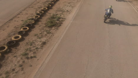 Fpv-De-ángulo-Alto-Sigue-Mini-Bicicletas-Alrededor-De-La-Curva-Cerrada-De-La-Pista-De-Carreras