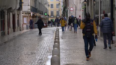 Gente-Caminando-Por-El-Centro-De-Lisboa-En-Un-Día-Lluvioso