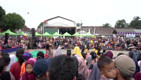 Espectáculo-De-Danza-Tradicional-En-La-Ceremonia-De-Apertura-De-La-Aldea-De-Economía-Creativa-En-La-Aldea-De-Gegesik,-Cirebon,-Java-Occidental-En---Indonesia