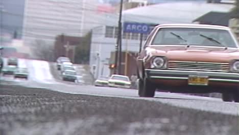 Fokus-Auf-Alte-Autos-Auf-Der-Straße-Aus-Dem-Jahr-1983