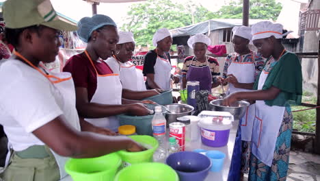 Enseñar-A-Las-Jóvenes-Nigerianas-Habilidades-Culinarias-Para-Oportunidades-De-Empleo