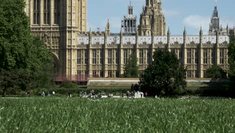 Menschen-Im-Hintergrund-Im-Victoria-Tower-Gardens-In-Westminster-In-London-An-Einem-Sonnigen-Tag