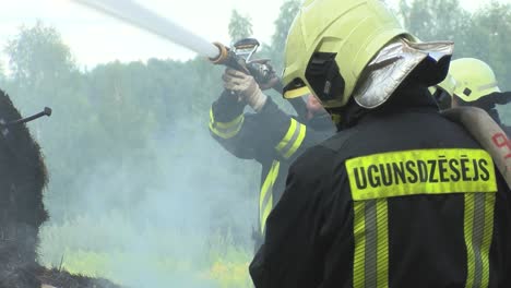 Feuerwehrmann-Löscht-Feuer-Mit-Dem-Schlauch