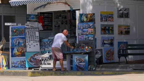 Artista-Local-Pintando-Fuera-De-Su-Tienda-De-Arte-En-Croacia