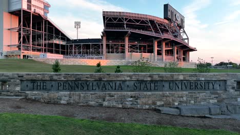 Schild-Der-Penn-State-University-Mit-Beaver-Stadium-Im-Hintergrund