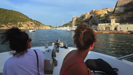Boot-Fährt-In-Den-Hafen-Von-Bonifacio-Auf-Korsika-Ein,-Gesehen-Aus-Der-Passagierperspektive-An-Bord-Eines-Fahrenden-Touristenbootes