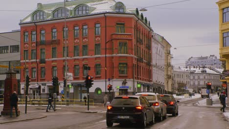 Oslo,-Belebte-Straßenkreuzung,-Zug,-Straßenbahn,-Autos,-Fußgänger