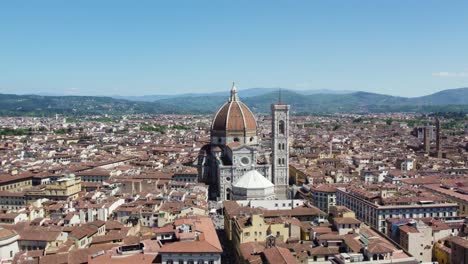 Rising-Aerial-above-Beautiful-Cathedral-in-Town-Square-of-Florence,-Italy