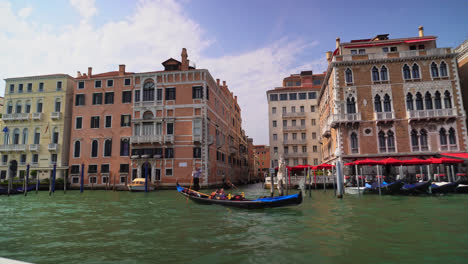 Pov-Desde-Un-Barco-Que-Navega-En-La-Laguna-De-Venecia-Mirando-Edificios-Típicos-De-Venecia,-Italia