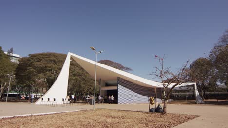 La-Famosa-E-Histórica-Pequeña-Iglesia-Con-Su-Techo-Puntiagudo-Diseñado-Por-Oscar-Niemayer