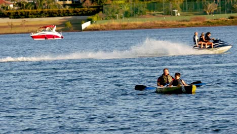 Familias-Y-Entusiastas-Que-Disfrutan-De-Deportes-Acuáticos-En-El-Lago-Paranoa-En-Brasilia,-Brasil