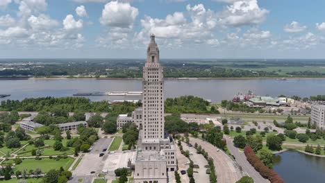 Luftaufnahme-Des-Gebäudes-Der-Hauptstadt-Des-Bundesstaates-Louisiana-Und-Der-Umgebung-In-Baton-Rouge,-Louisiana