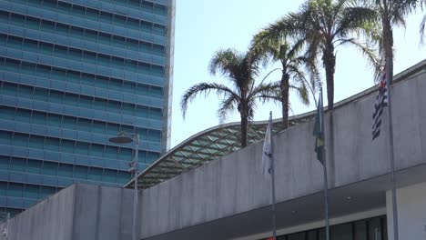 Vista-De-La-Fachada-Del-Edificio-De-La-Compañía-Petrolera-Brasileña-Petrobras-En-Santos,-Estado-De-Sao-Paulo
