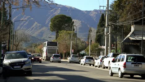 Blick-Auf-Die-Avenida-Del-Sol-Mit-Vorbeifahrenden-Autos-Und-Die-Comechingones-Berge-Dahinter-An-Einem-Sonnigen-Tag