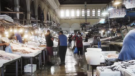 Un-Mercado-De-Alimentos-Y-Pescado-En-La-Gran-Ciudad-De-Atenas,-La-Gente-Compra-Pescado