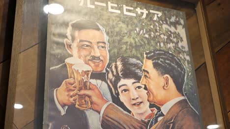 Vintage-Poster-Von-Menschen,-Die-Mit-Einem-Glas-Bier-In-Der-Hand-Jubeln,-Aus-Nächster-Nähe