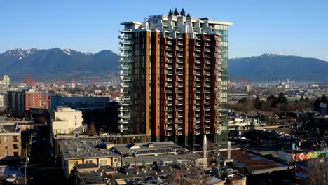 Fliegen-In-Richtung-Hochhaus-Der-Unabhängigen-Wohnung-In-Vancouver-City-In-Britisch-Kolumbien,-Kanada