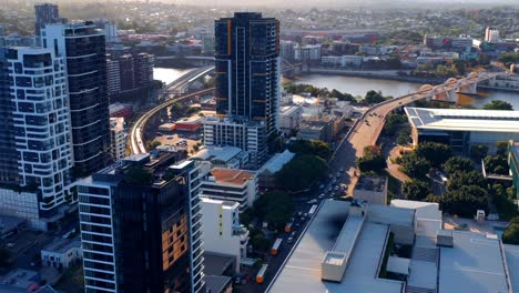 Edificios-De-Gran-Altura-Frente-Al-Río-South-Brisbane-Al-Atardecer-En-Brisbane,-Qld,-Australia