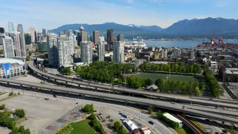 Moderne-Wolkenkratzer-Und-Florierende-Infrastruktureinrichtungen-Im-Belebten-Innenstadtviertel-Von-Vancouver-In-Britisch-Kolumbien,-Kanada